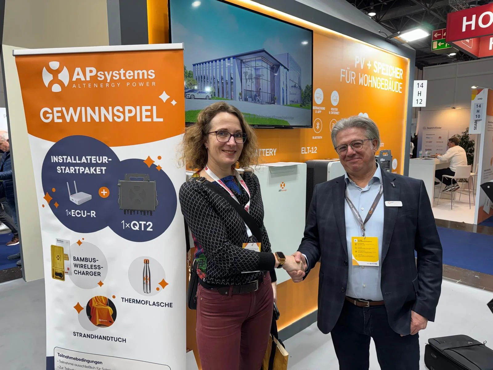 Isabella Schophuis und der Head of Sales von APsystems besiegeln per Handschlag die Partnerschaft als offizieller APsystems-Distributor