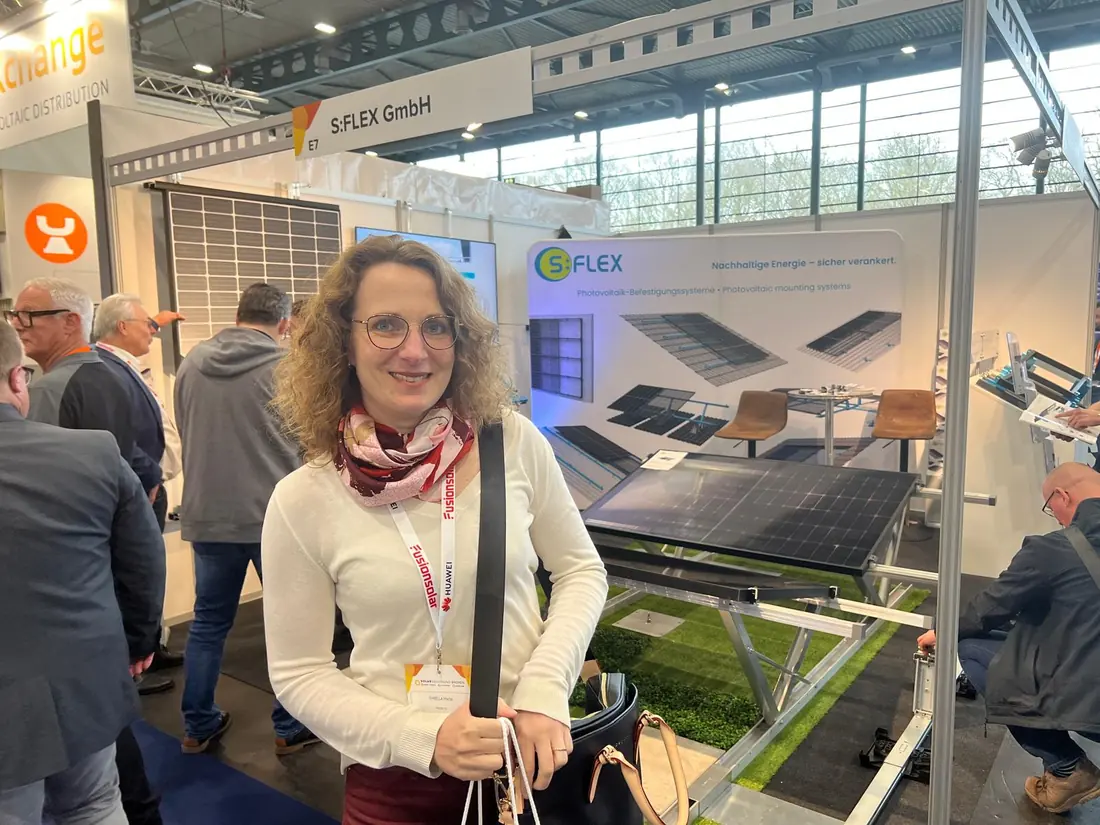 Isabella Schophuis auf einer Solarfachmesse