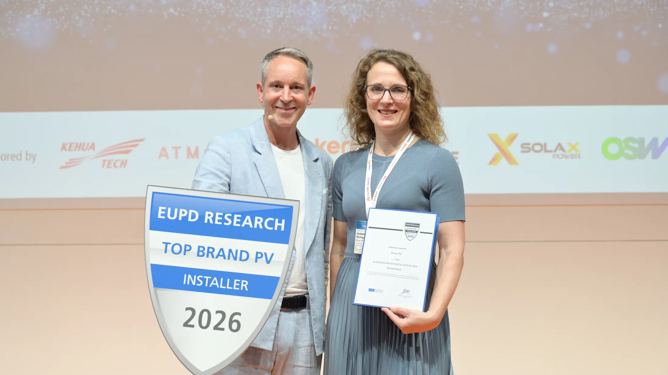 Isabella Schophuis bei der Preisverleihung von EUPD Research mit Siegel und Urkunde